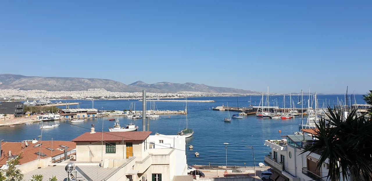 Μικρολίμανο, Αττική: η μαρίνα και τα γύρω κτίρια